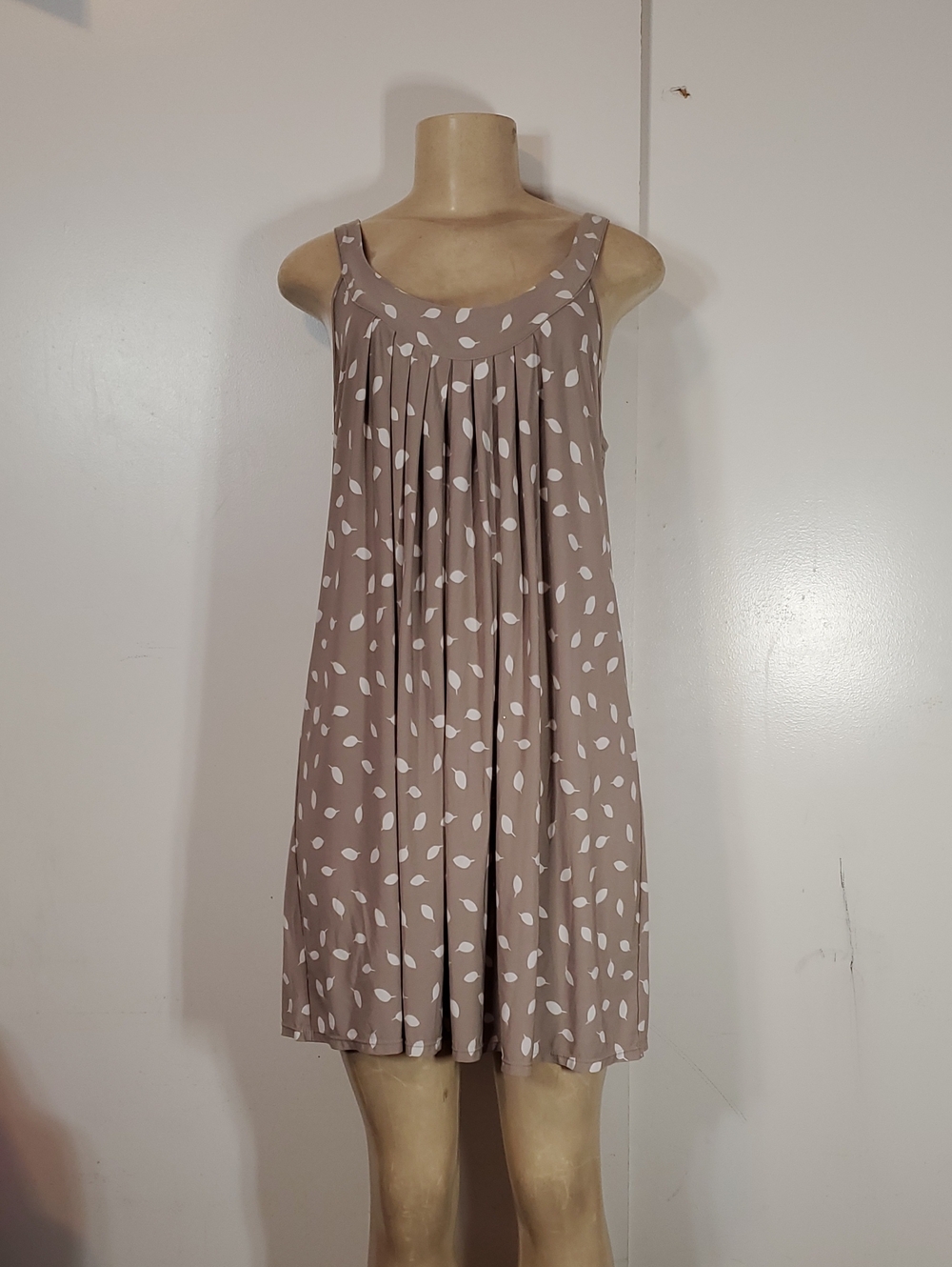 Women’s Sleeveless Taupe Leaf-Print Swing Dress